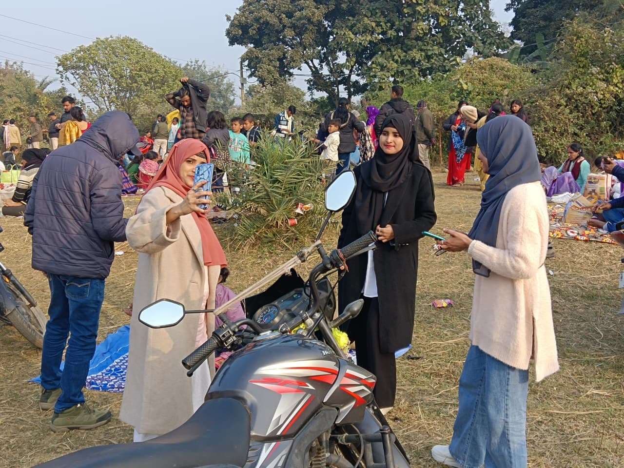 मंदिरों में पूजा-अर्चना और पहाड़ की तलहटी में पिकनिक से बच्चों व युवाओं में उत्साह चरम पर