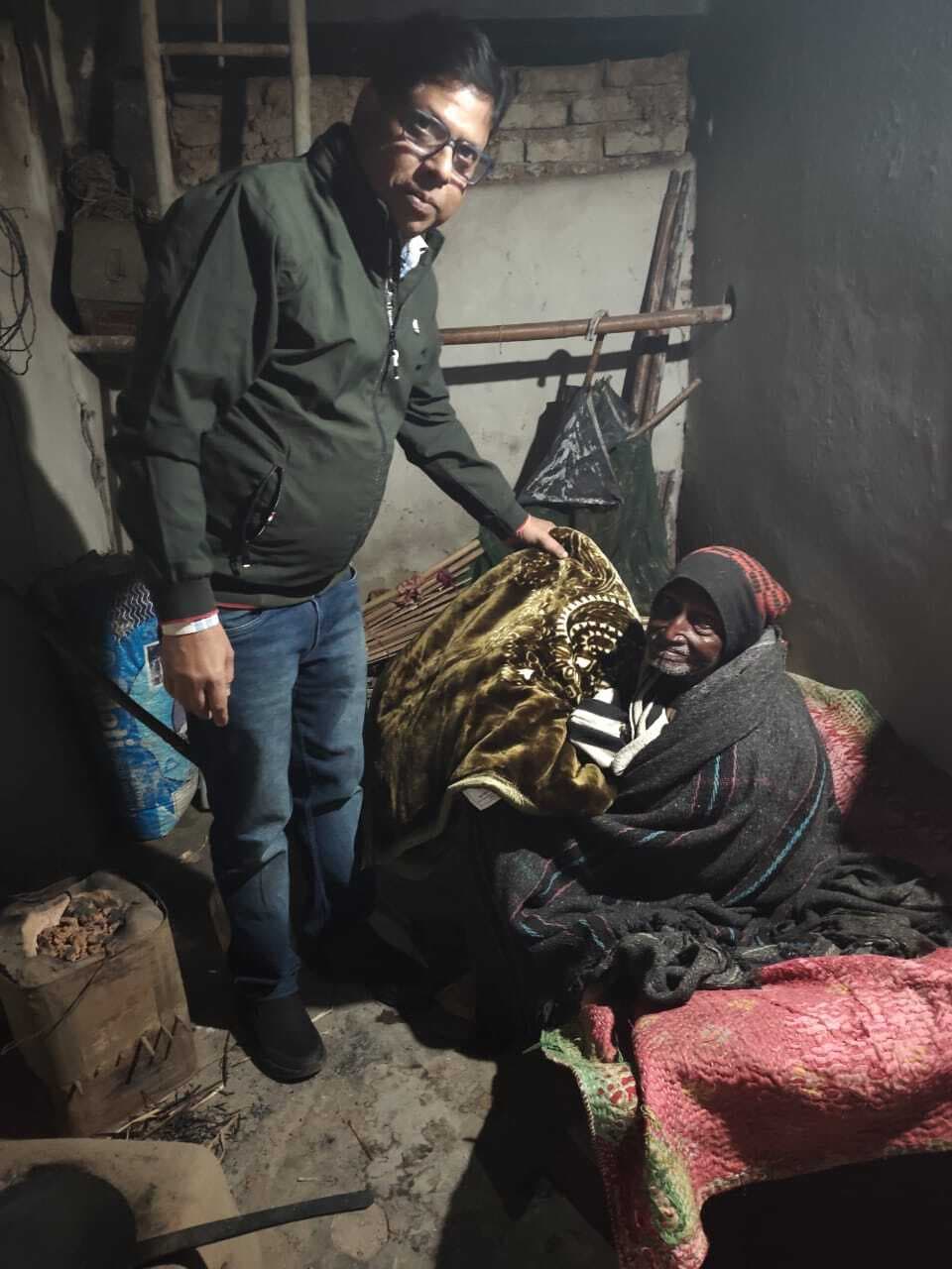 प्रभारी बीडीओ ने जरूरतमंदों के बीच बांटे कंबल