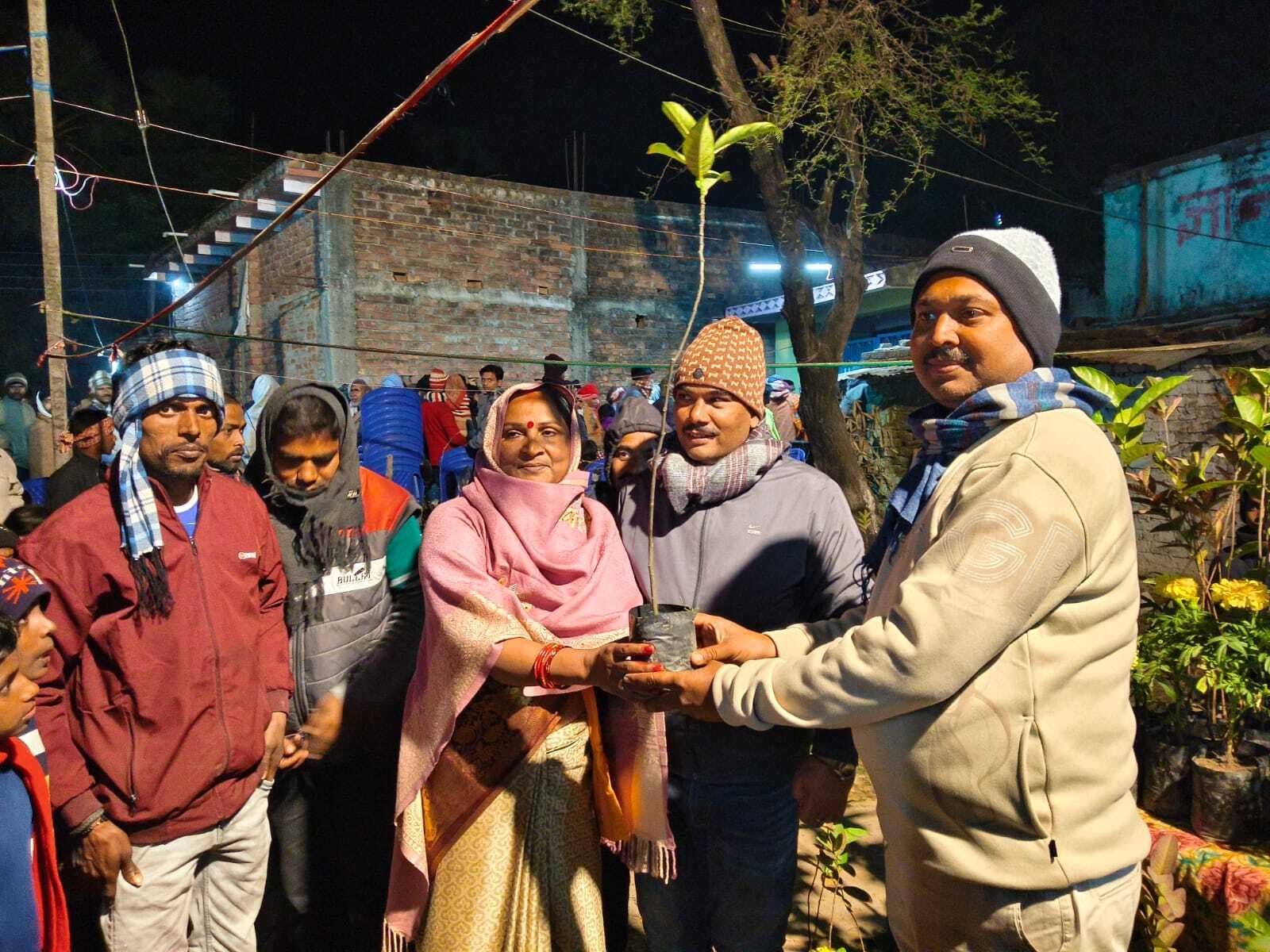 शिक्षिका ने अपने सासू मां की स्मृति में किया पौधा का वितरण