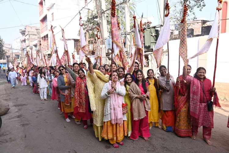 Deoghar News : नववर्ष पर श्रीश्याम भक्तों ने निकाली भव्य शोभायात्रा, बाबा श्याम के चरणों में 121 निशान अर्पित