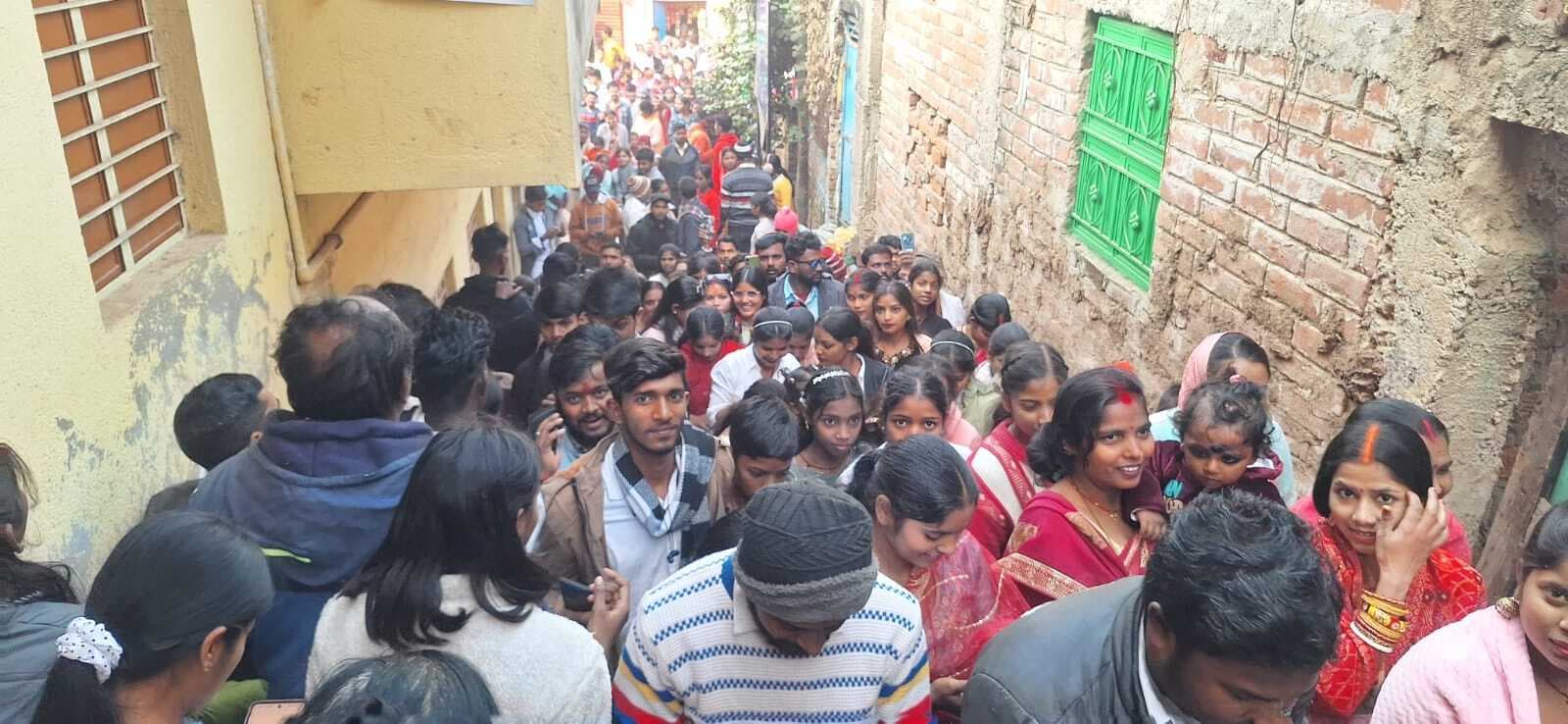 नये साल में मंदिर पहुंचकर लोगों ने की पूजा-अर्चना