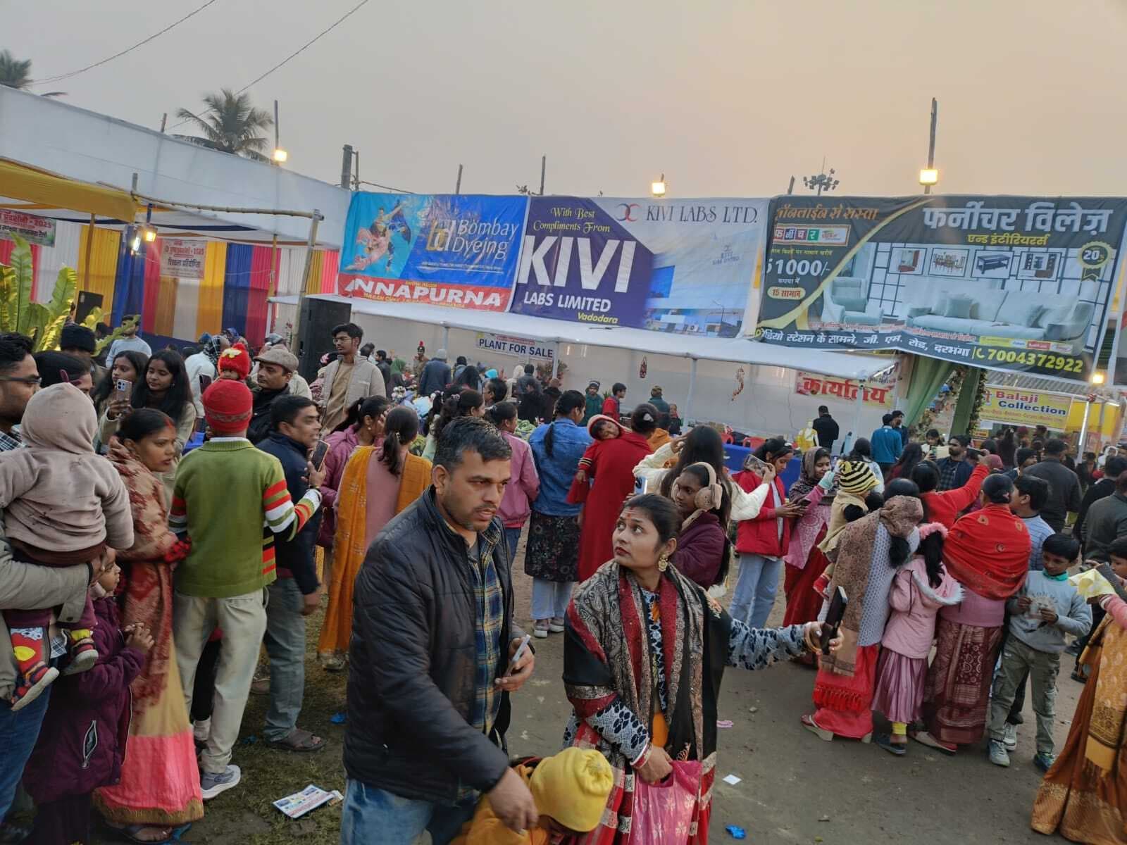 Darbhanga news: नये साल पर प्रदर्शनी का दीदार करने उमड़े पुष्प प्रेमी