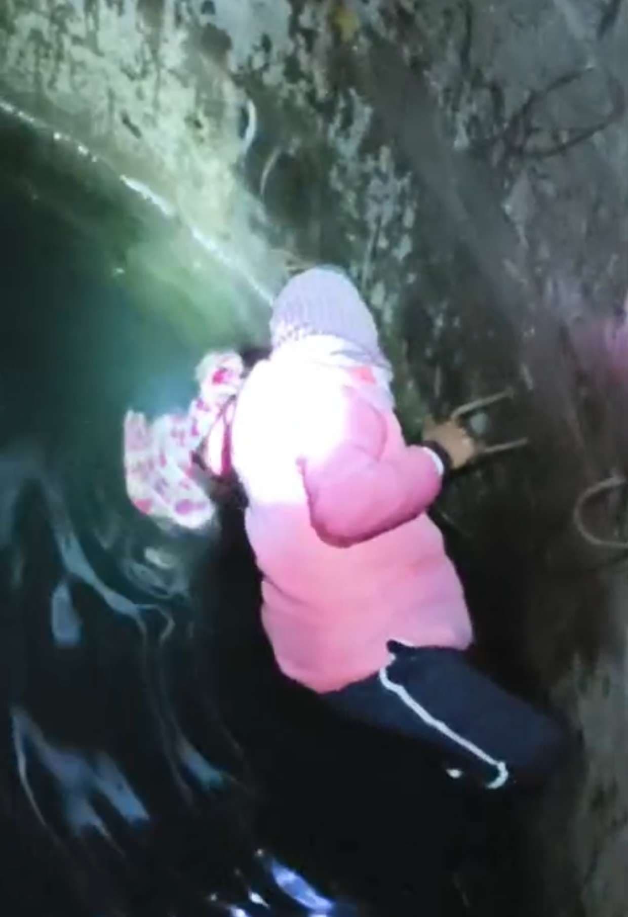 तीन संतानों के साथ महिला ने कुआं में लगाई छलांग, दो संतानों की मौत