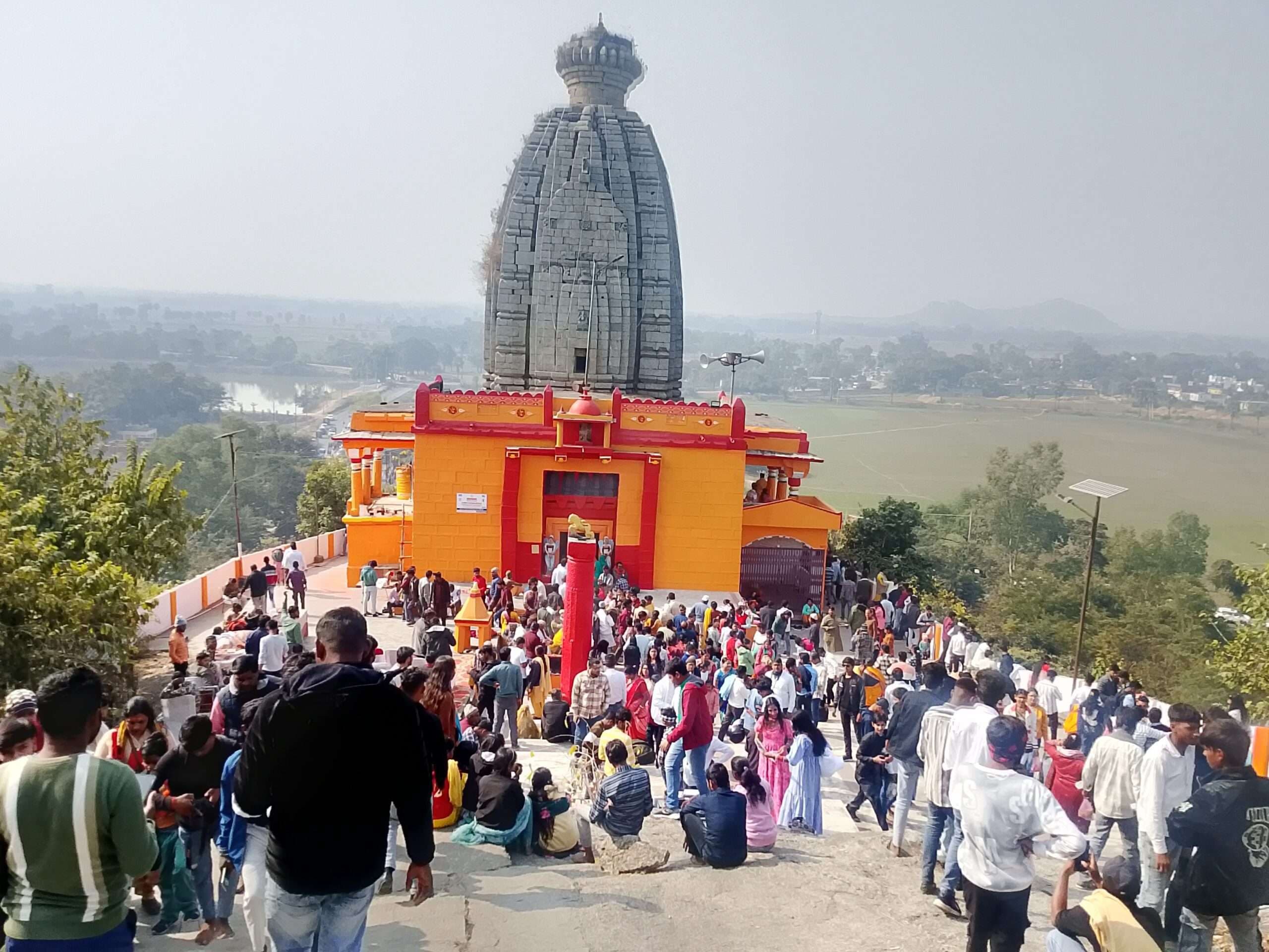 Aurangabad News : उमगा पर्वत पर स्थित मंदिरों में पूरे दिन पूजा-अर्चना का दौर चला