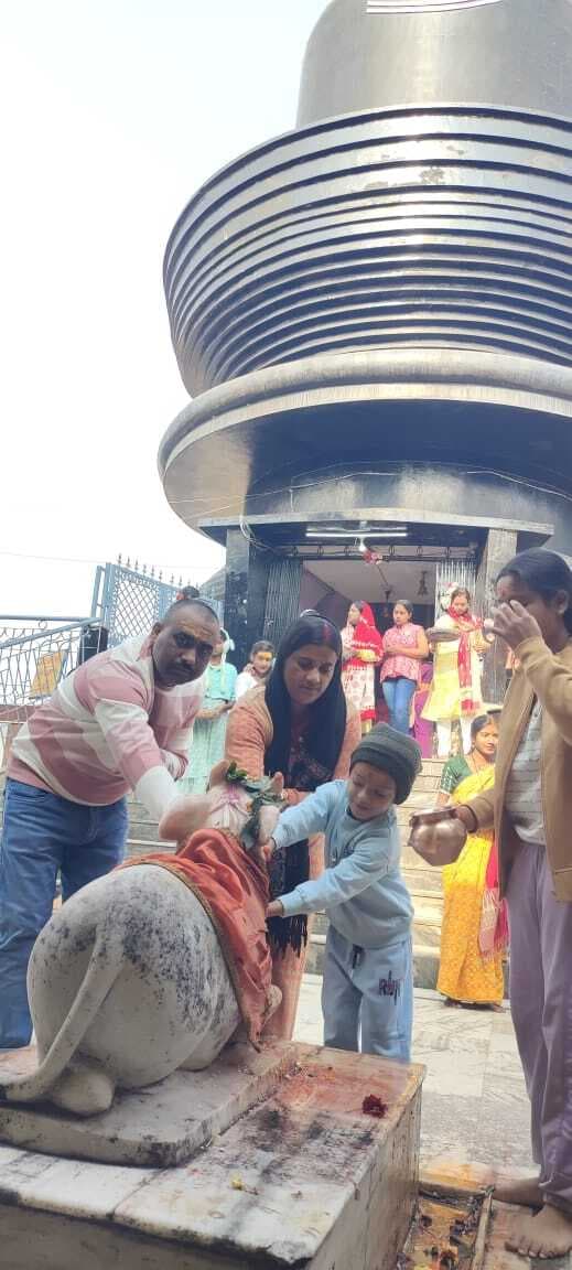 Giridih News :मंदिरों में पूजा-अर्चना के साथ हुई नये साल की शुरूआत