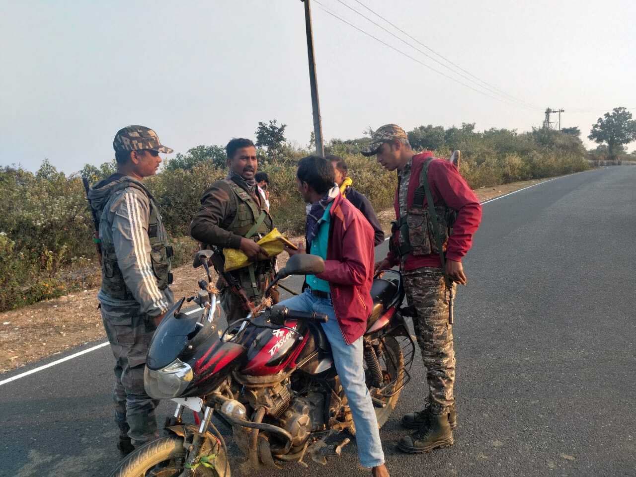 Giridih News :गावां में सक्रिय रही पुलिस, शांतिपूर्ण रहा माहौल