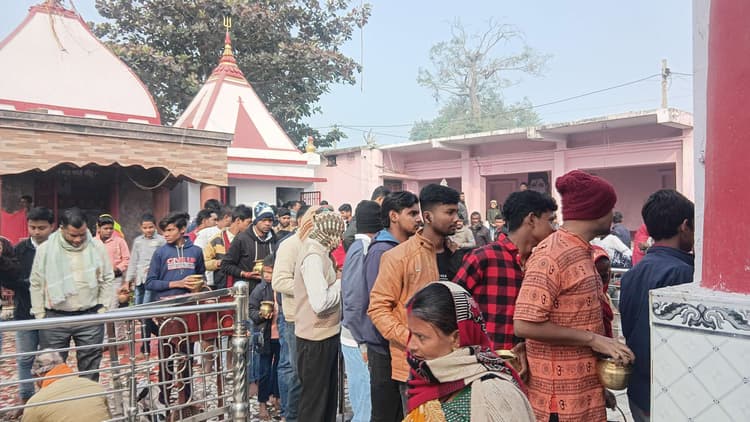 Madhubani News : नये साल पर लोगों ने शिवालय में की पूजा अर्चना