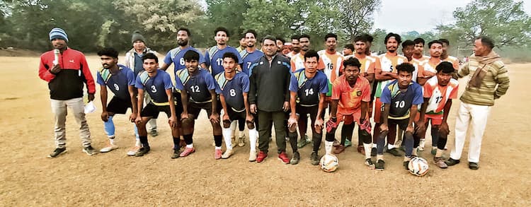 Chaibasa News : हिंदूडीह एफसी ने सुरेश ब्रदर्स को 2-1 से हराया