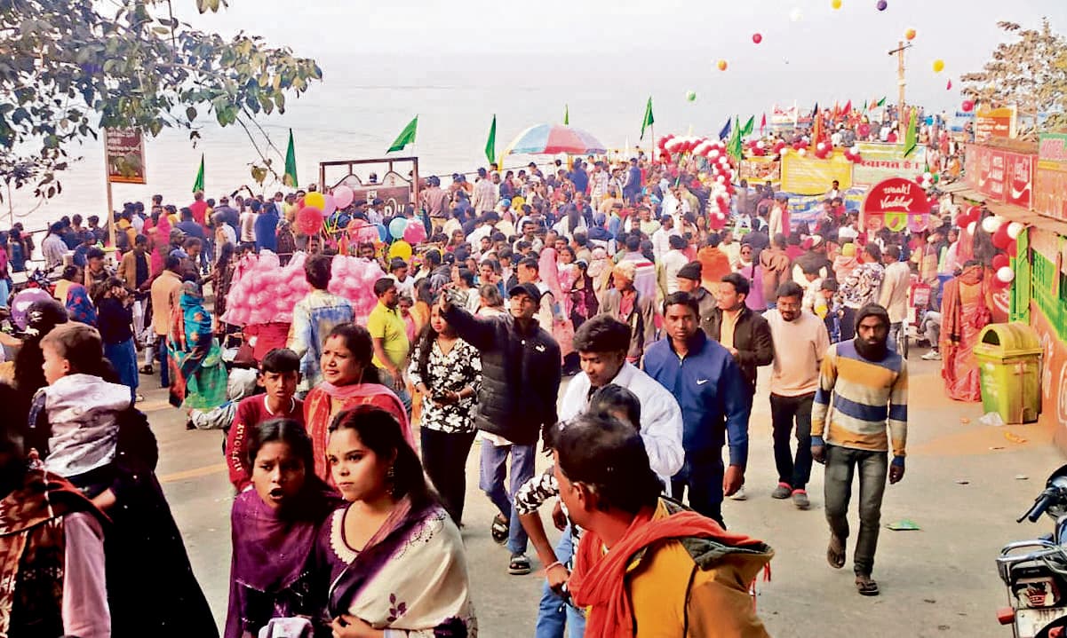 Seraikela Kharsawan News : सैलानियों से आबाद रहा चांडिल डैम, नौका विहार को लेकर लगी रही कतार