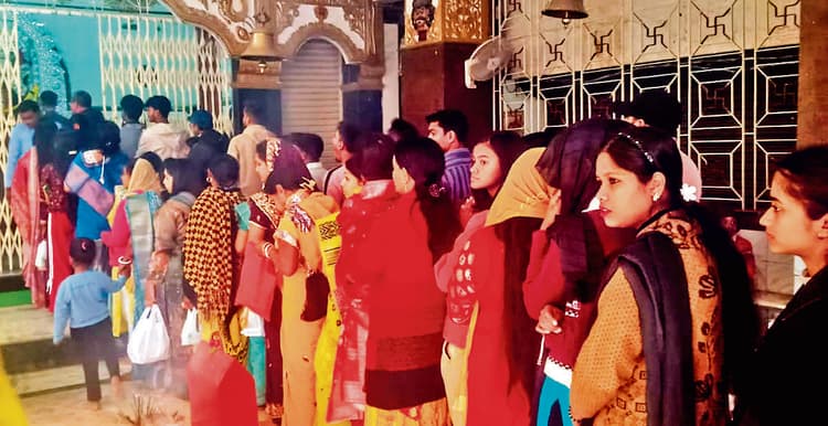 Chaibasa News : नये वर्ष पर मंदिर, गुरुद्वारा और गिरजाघरों में उमड़े श्रद्धालु