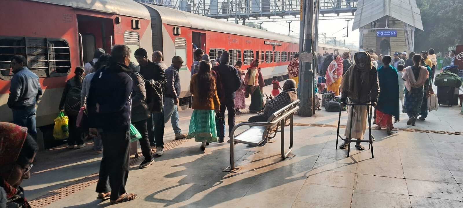 10 घंटे विलंब से जमालपुर पहुंची दिल्ली-कामाख्या ब्रह्मपुत्र मेल