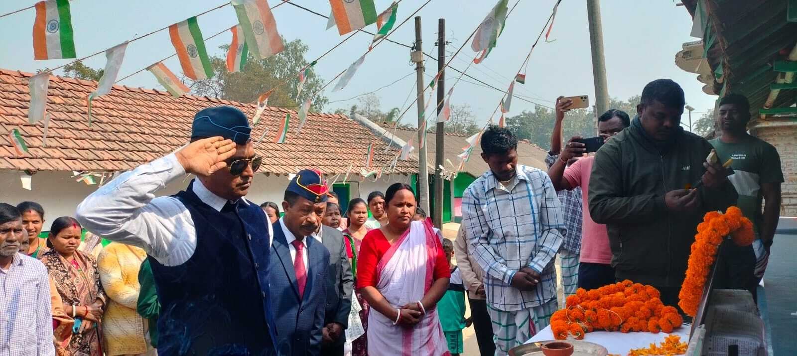 East Singhbhum News : शहीद लांस नायक बाघराय मार्डी को लावकेशरा में दी गयी श्रद्धांजलि
