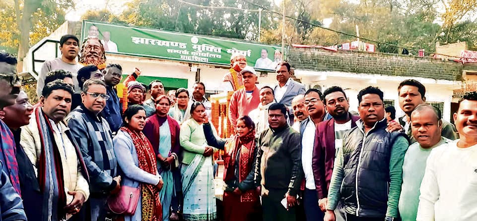 East Singhbhum News : रामदास सोरेन की जयंती पर मूर्ति का अनावरण