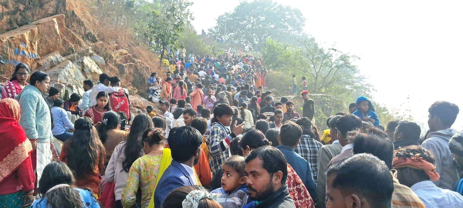 काली पहाड़ी पर देखने को मिला आस्था, श्रद्धा और पिकनिक का अद्भुत संगम