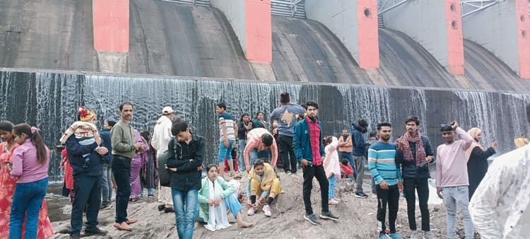 Bokaro News : मंदिरों में उमड़े लोग, मत्था टेक की सुख-समृद्धि की कामना