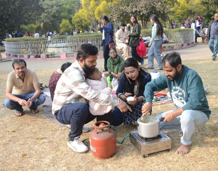 Dhanbad News: गर्मजोशी के साथ हुआ नये साल का स्वागत, मंदिरों-पिकनिक स्पॉटों में उमड़े लोग