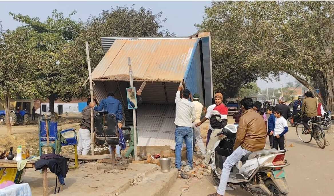 मौना बाजार में सिंचाई विभाग की भूमि से दुकानदारों ने स्वयं हटाया अतिक्रमण