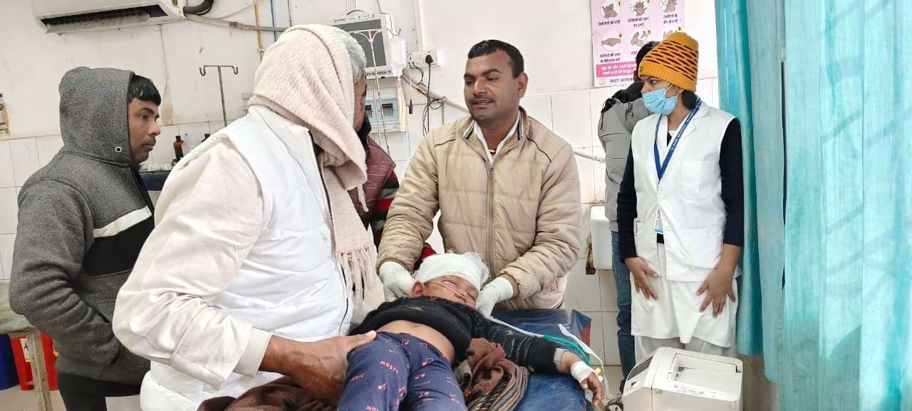 सड़क किनारे खेल रहे बच्चे को बाइक सवार ने मारा धक्का, हालत नाजुक
