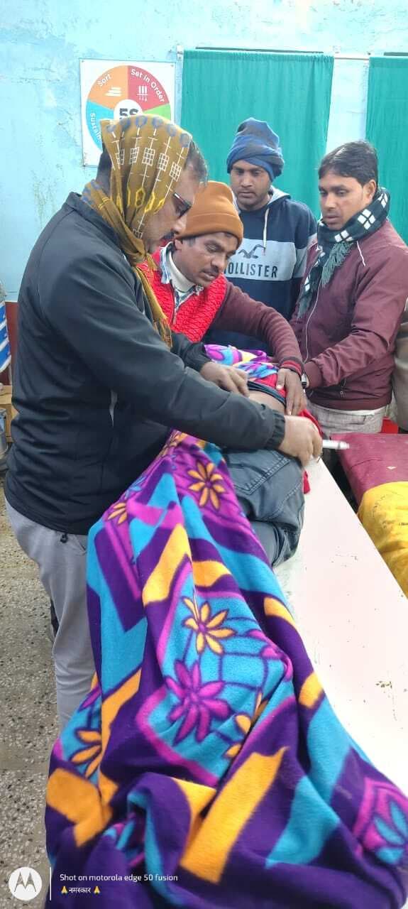 ट्रैक्टर की चपेट में आने से दो युवक घायल