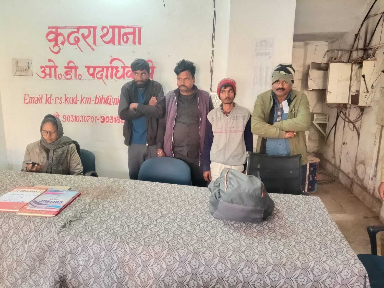 नववर्ष पर शराब पीकर जश्न मनाते चार पियक्कड़ धराये