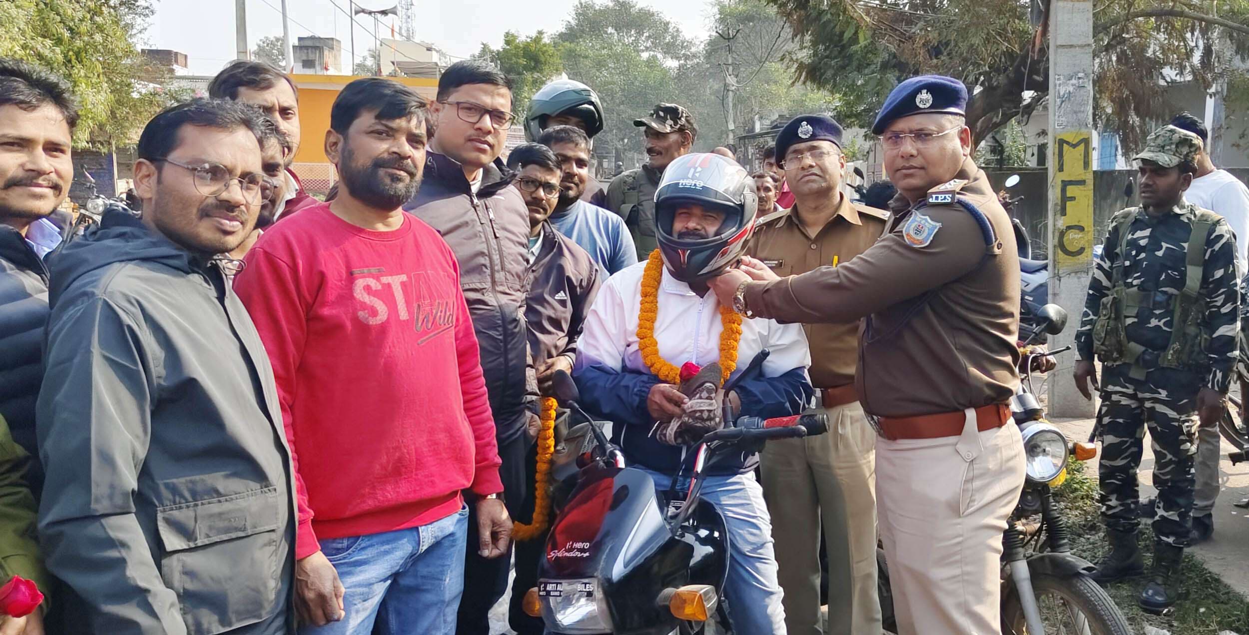 बिना हेलमेट बाइक चलाने वालों को गुलाब देकर किया जागरूक