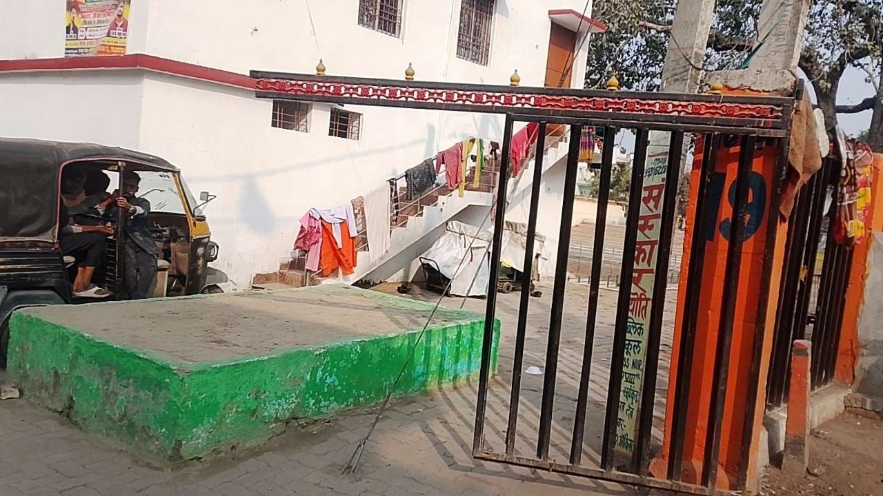 असामाजिक तत्वों ने सूर्यकुंड तालाब के 19 गेट तोड़े