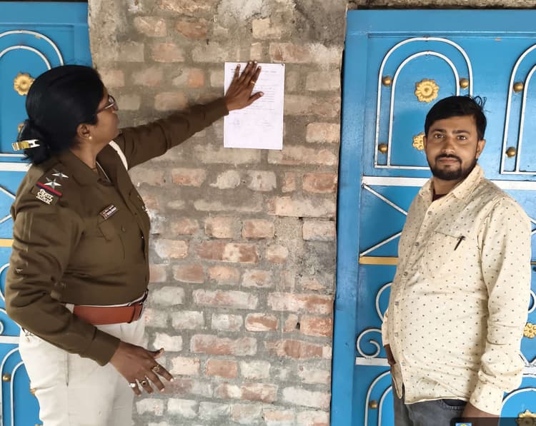 वारंटी के घर रौटा पुलिस ने लगाया इश्तेहार