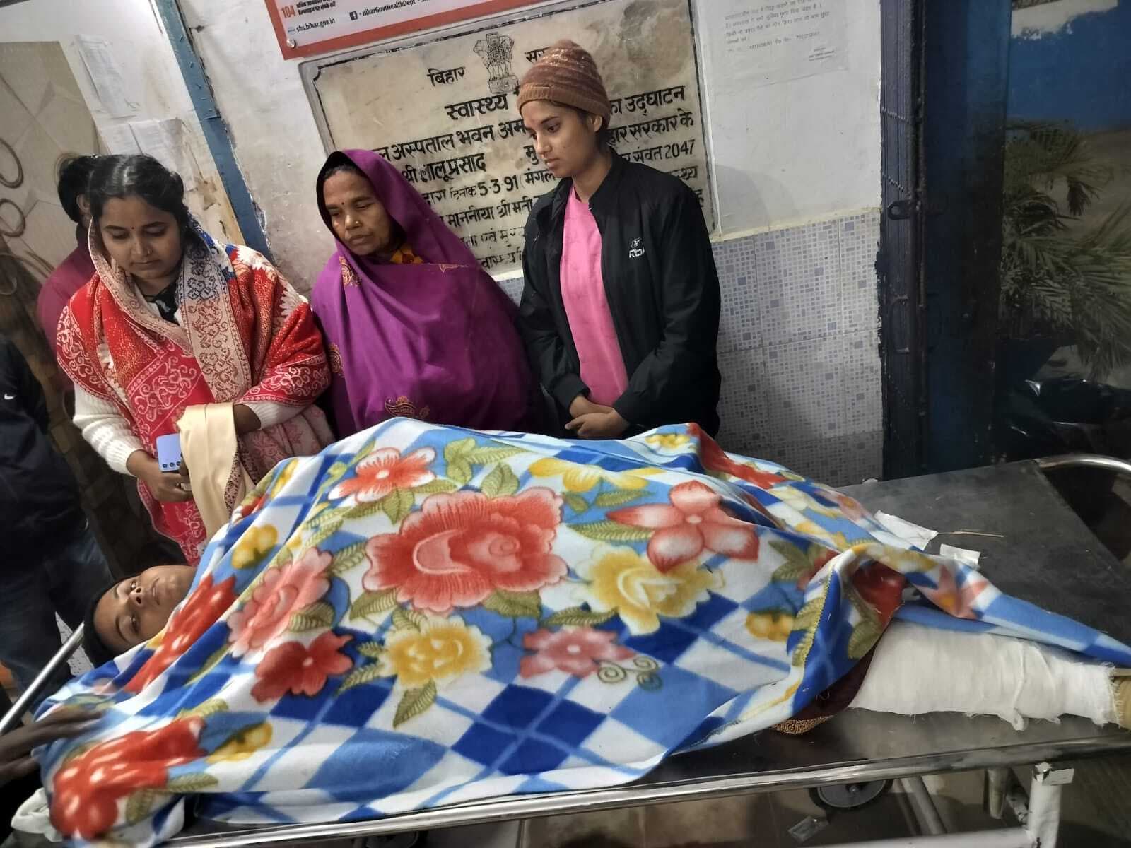 कार के धक्के से बाइक सवार तीन लोग जख्मी, दो रेफर