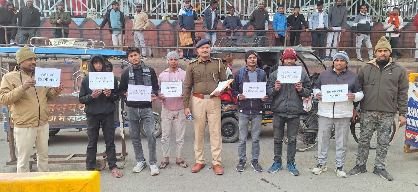 बिना हेलमेट वालों के लिए स्लोगन ले चौक पर पुलिस हुए खड़ा