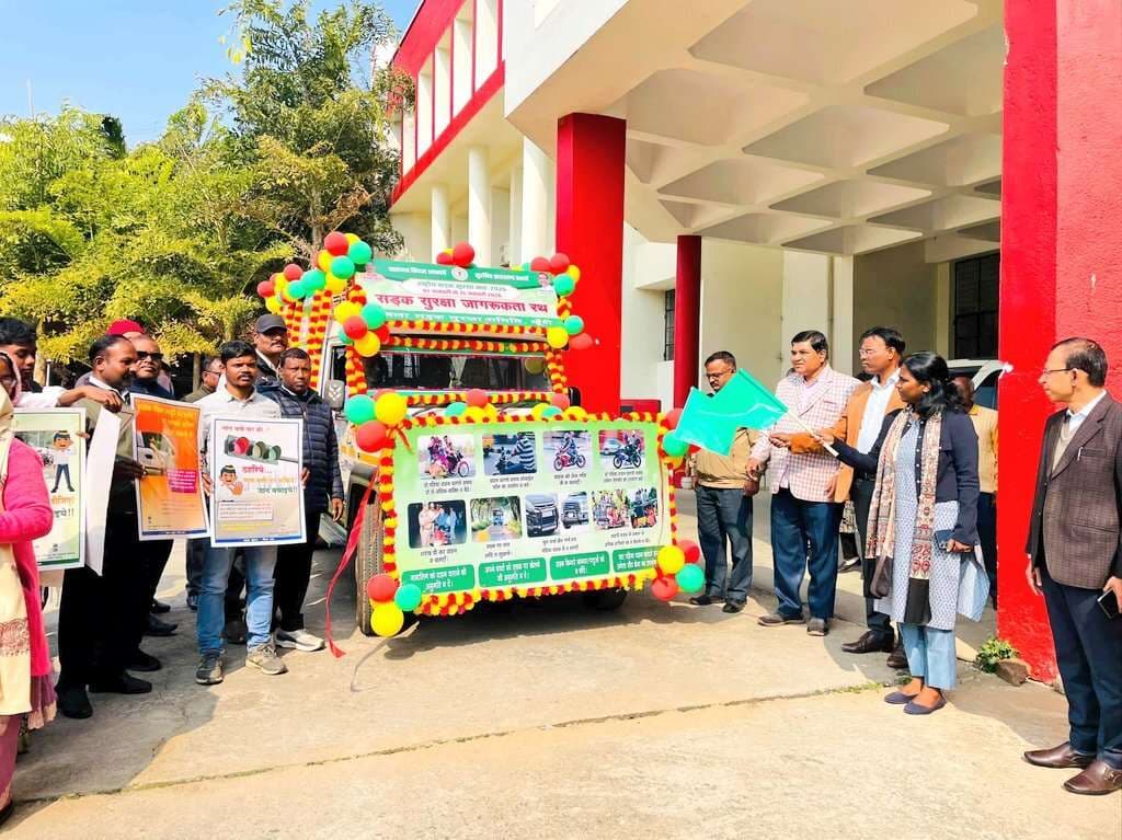 डीसी ने सड़क सुरक्षा जागरूकता रथ को किया रवाना