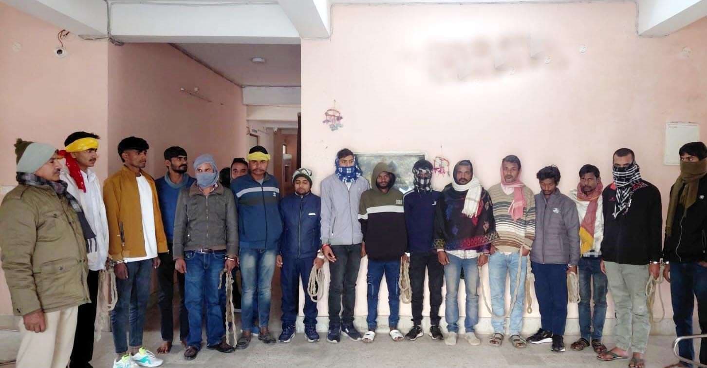 नशे में घूमते हुए 16 शराबी गिरफ्तार