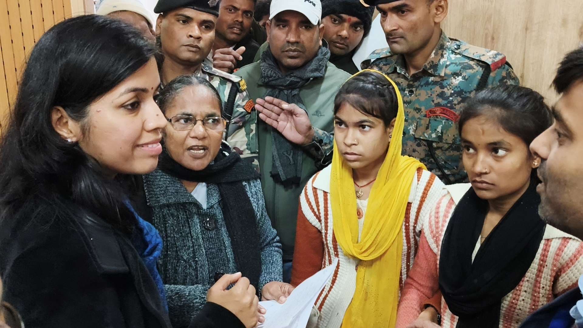 अंचल से नहीं मिली सहायता, तो डीएम के पास पहुंचे तीनों अनाथ बच्चे