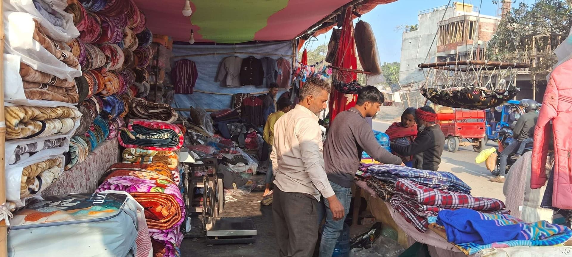 कुहासे की चादर से ढका रहा सुपौल, दूसरे दिन भी खिली धूप<bha>;</bha> सुबह 8 बजे तक सड़कों पर पसरा सन्नाटा