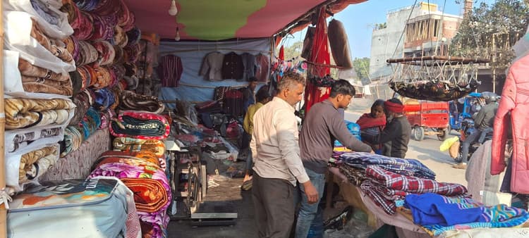 कुहासे की चादर से ढका रहा सुपौल, दूसरे दिन भी खिली धूप; सुबह 8 बजे तक सड़कों पर पसरा सन्नाटा