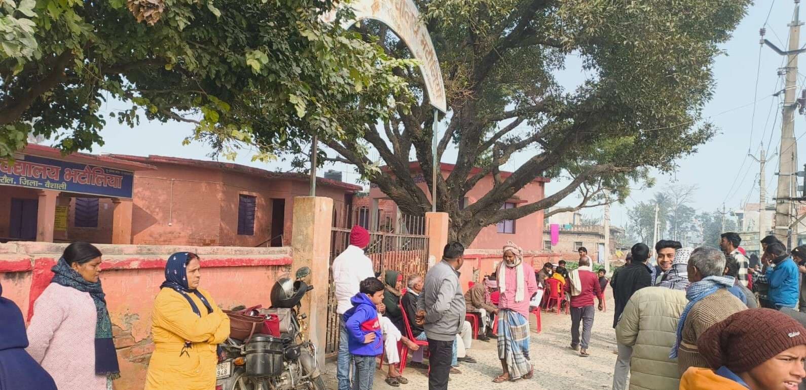 hajipur news. रजिस्ट्री में हो रही देरी से गुस्साये ग्रामीणों ने उत्क्रमित मवि भटौलिया में की तालाबंदी