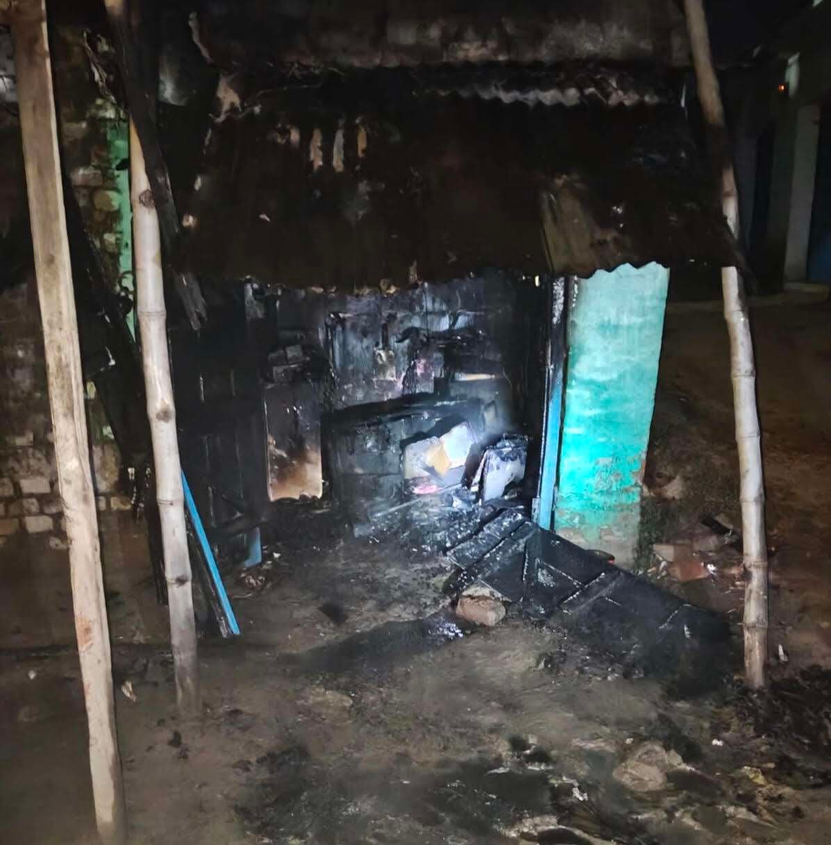 मोबाइल रिपेयरिंग की दुकान में लगी आग, लाखों की संपत्ति राखमुआवजे की मांग को लेकर लोगों ने जाम की सड़कफोटो नंबर-6, अगलगी में मोबाइल दुकान जलकर राख. आरा. धोबहा थाना क्षेत्र के अगरसंडा बाजार पर गुरुवार की देर रात मोबाइल रिपेयरिंग दुकान में अचानक आग लग गयी. अगलगी में दुकान में रखे लाखों की संपत्ति जलकर राख हो गयी. घटना को लेकर गांव और आसपास के इलाके में अफरा-तफरी का माहौल रहा. सूचना पाकर मोबाइल दुकानदार एवं स्थानीय ग्रामीण वहां पहुंचे. ग्रामीणों के सहयोग से आग पर काबू पाया गया. उधर, घटना के बाद स्थानीय ग्रामीणों आक्रोश भड़क उठा. ग्रामीणों ने मुआवजे को लेकर शुक्रवार की सुबह अगरसंडा बाजार पर रैड जाम कर दिया, जिससे करीब एक घंटे तक रोड जाम रहा. सूचना पाकर धोबहा थानाध्यक्ष वर्षा रानी मौके पर पहुंची और लोगों को समझा-बूझाकर जाम को हटवाया. बताया जाता है कि धोबहा थाना क्षेत्र के अगरसंडा गांव निवासी राहुल कुमार का अगरसंडा बाजार पर मोबाइल रिपेयरिंग की दुकान है. गुरुवार की शाम वह दुकान बंद कर वापस घर चले गये थे. देर रात उनकी दुकान में अचानक आग लग गयी. हालांकि उनकी दुकान में आग कैसे लगी यह अभी स्पष्ट नहीं हो सका है. इधर, धोबहा थानाध्यक्ष वर्षा रानी ने बताया कि अगरसंडा गांव निवासी राहुल कुमार अगरसंडा बाजार मोबाइल रिपेयरिंग की दुकान चलाते हैं. देर रात दुकान में आग लग गयी थी. उनके द्वारा लिखित आवेदन भी दिया गया. दिये गये आवेदन में उनके द्वारा बताया गया कि दुकान में रखे करीब सात से आठ लाख रुपये का नुकसान हुआ है. बहरहाल मामले की जांच की जा रही है.