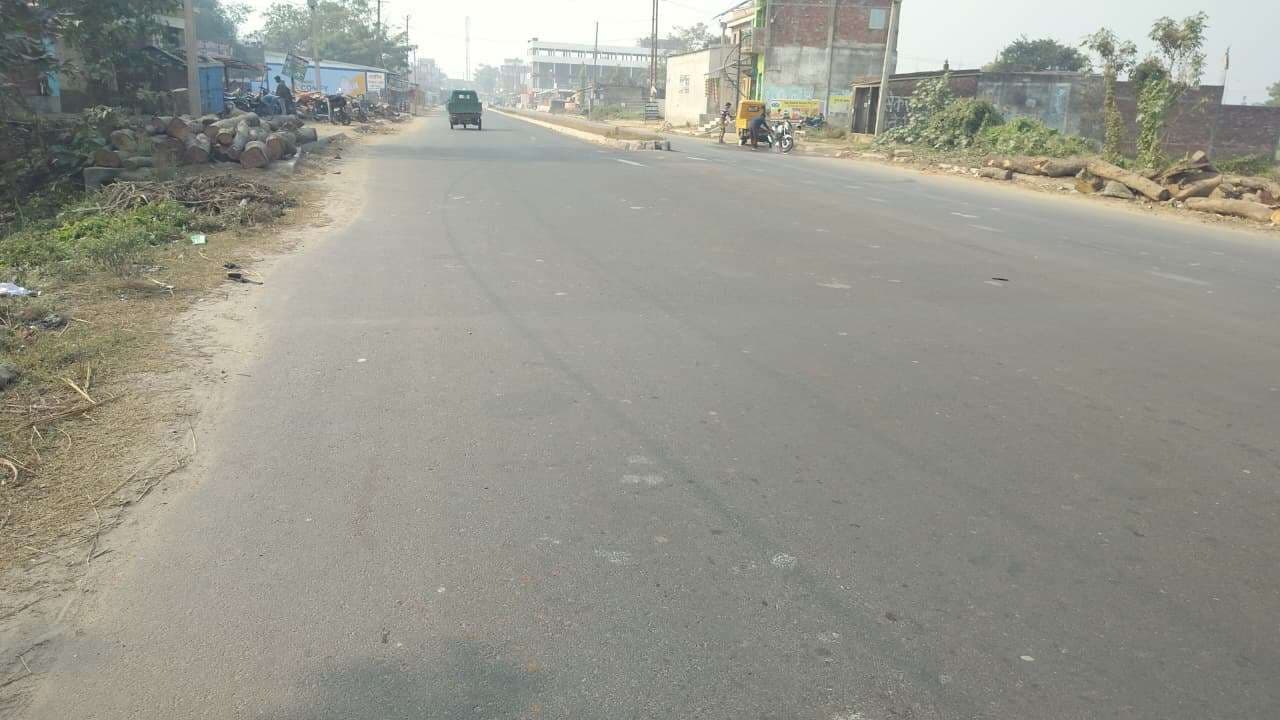 एनएच -107 पर सफेद पट्टी नहीं होने से हो रही परेशानी, डिवाइडर से टकराकर घायल हो रहे लोग