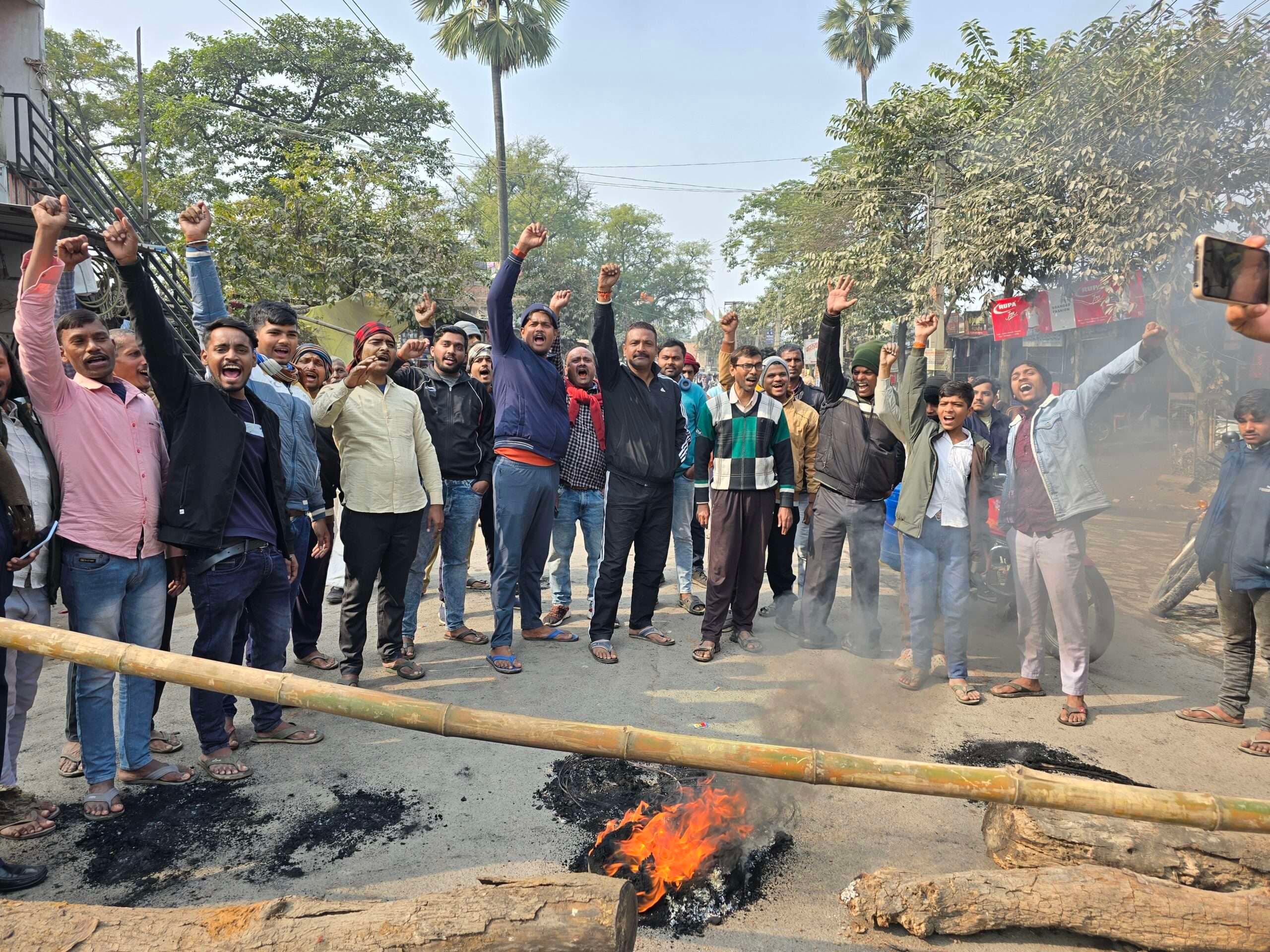 hajipur news. हाजीपुर-महनार मुख्य मार्ग पर नाली के गंदे पानी से लोग आक्रोशित, आगजनी व सड़क जाम