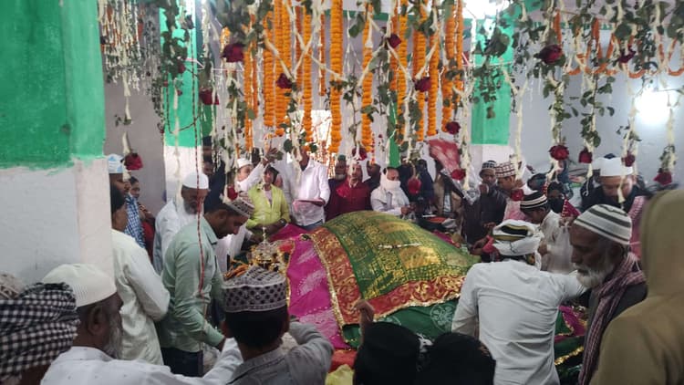 hajipur news. उर्स पर चादरपोशी कर मांगी अमन-चैन की दुआ