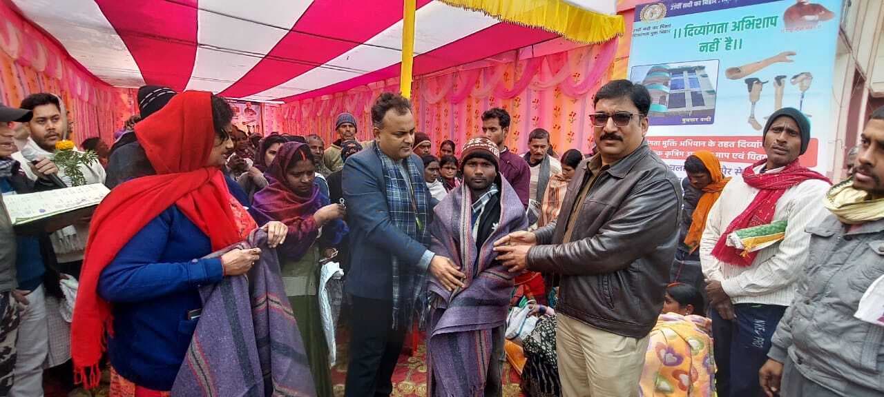 दिव्यांगजनों को कृत्रिम अंग देकर बनाया जा रहा आत्मनिर्भर