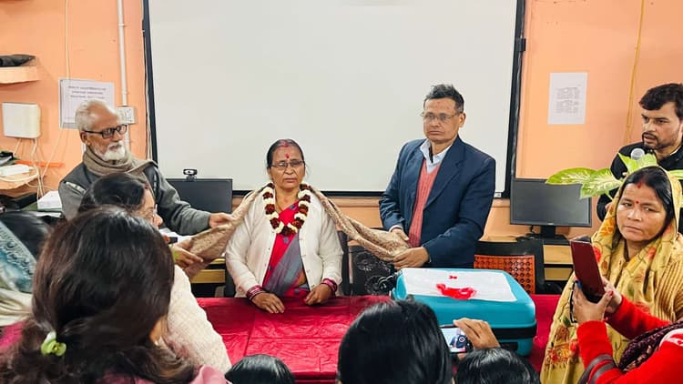 सेवानिवृत्त शिक्षिका को दी गयी विदाई