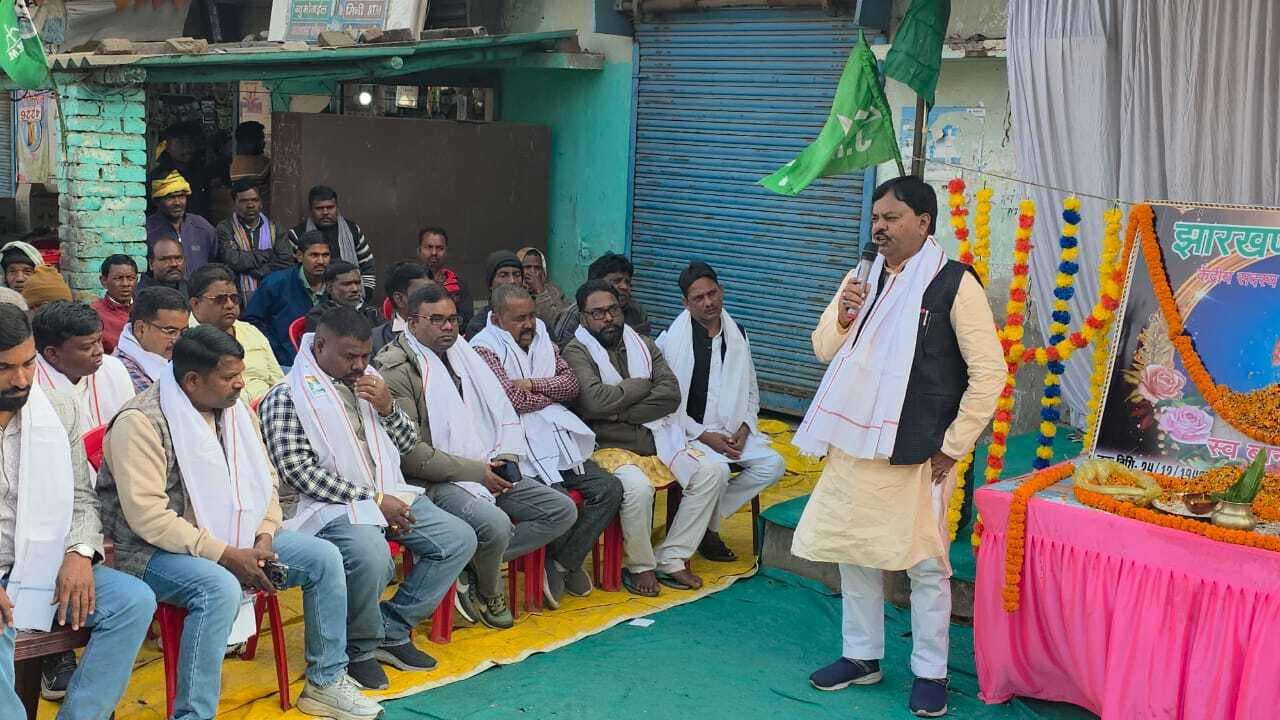 पुण्यतिथि पर गरीबों के बीच कंबल बांटे