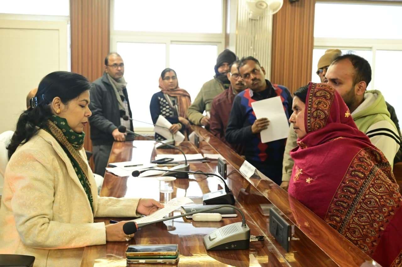 hajipur news. जनता दरबार में डीएम ने की 49 परिवादों की सुनवाई