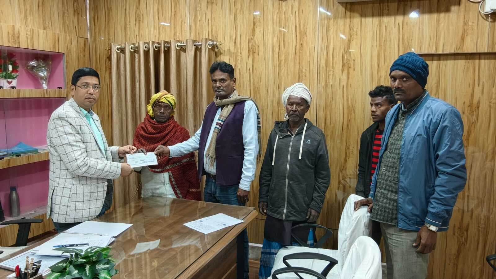 बीडीओ ने पीड़ित परिजनों को दिया चेक