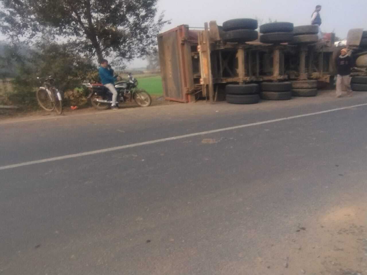 तेज रफ्तार हाइवा पलटा, बाल-बाल बचे चालक-खलासी