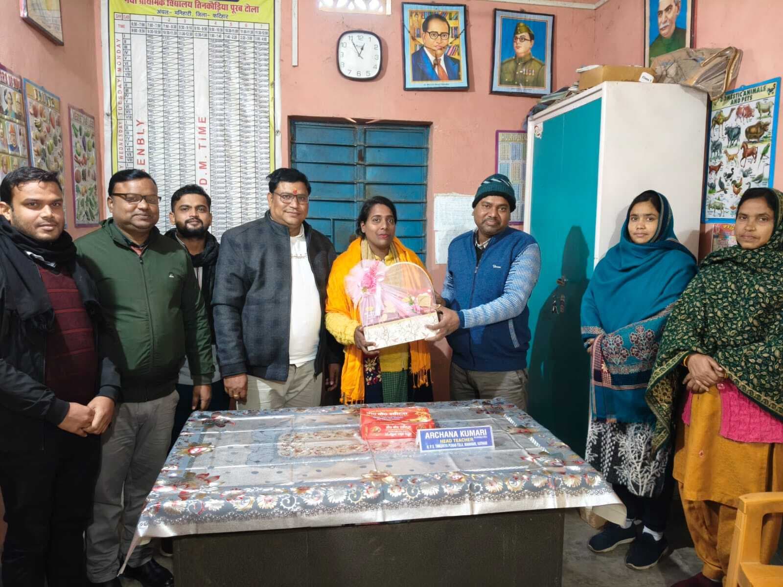 प्रधान शिक्षिका अर्चना को किया गया सम्मानित