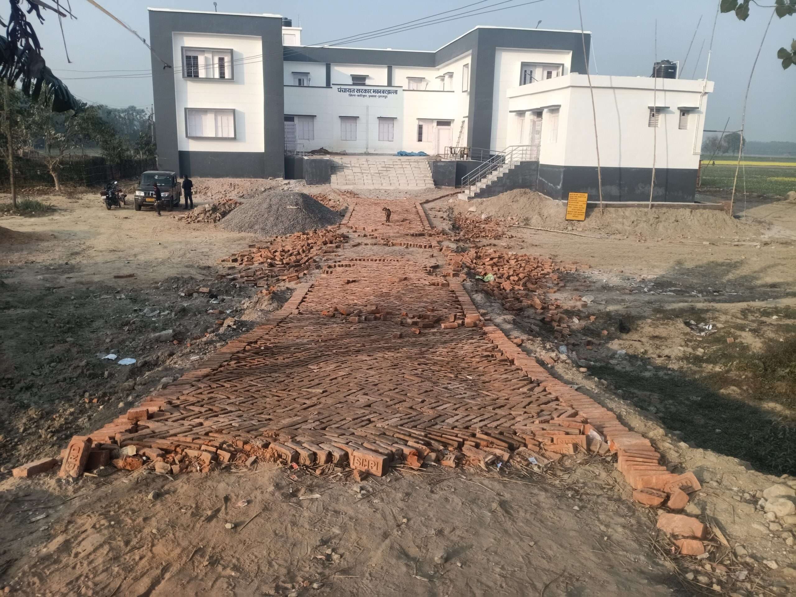 एनएच 81 से पंचायत सरकार भवन तक सड़क निर्माण उंचा कराने की मांग