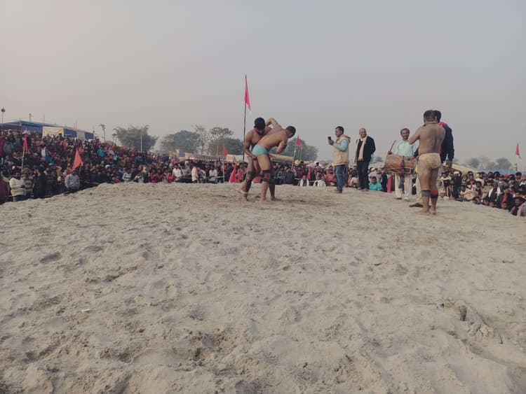 कोशी मेले में बड़ी संख्या में पहुंच रहे हैं लोग