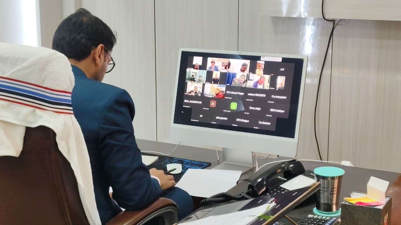 भूमि अधिग्रहण कार्यों को शीघ्र पूरा करें : डीएम