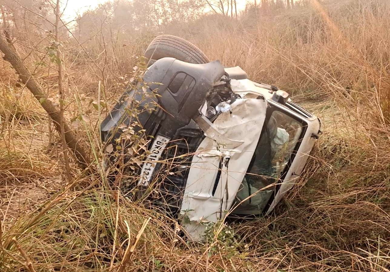 hajipur news. महनार में अनियंत्रित स्कॉर्पियो 20 फीट गड्ढे में पलटी, युवक गंभीर रूप से घायल